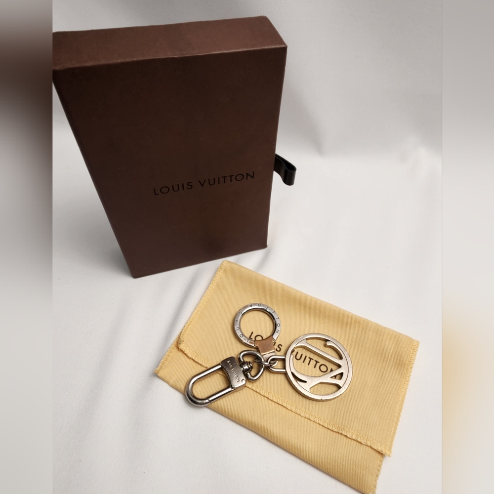 Auth Louis Vuitton Silver Taiga Porte Cles Neo Key Ring Keychain